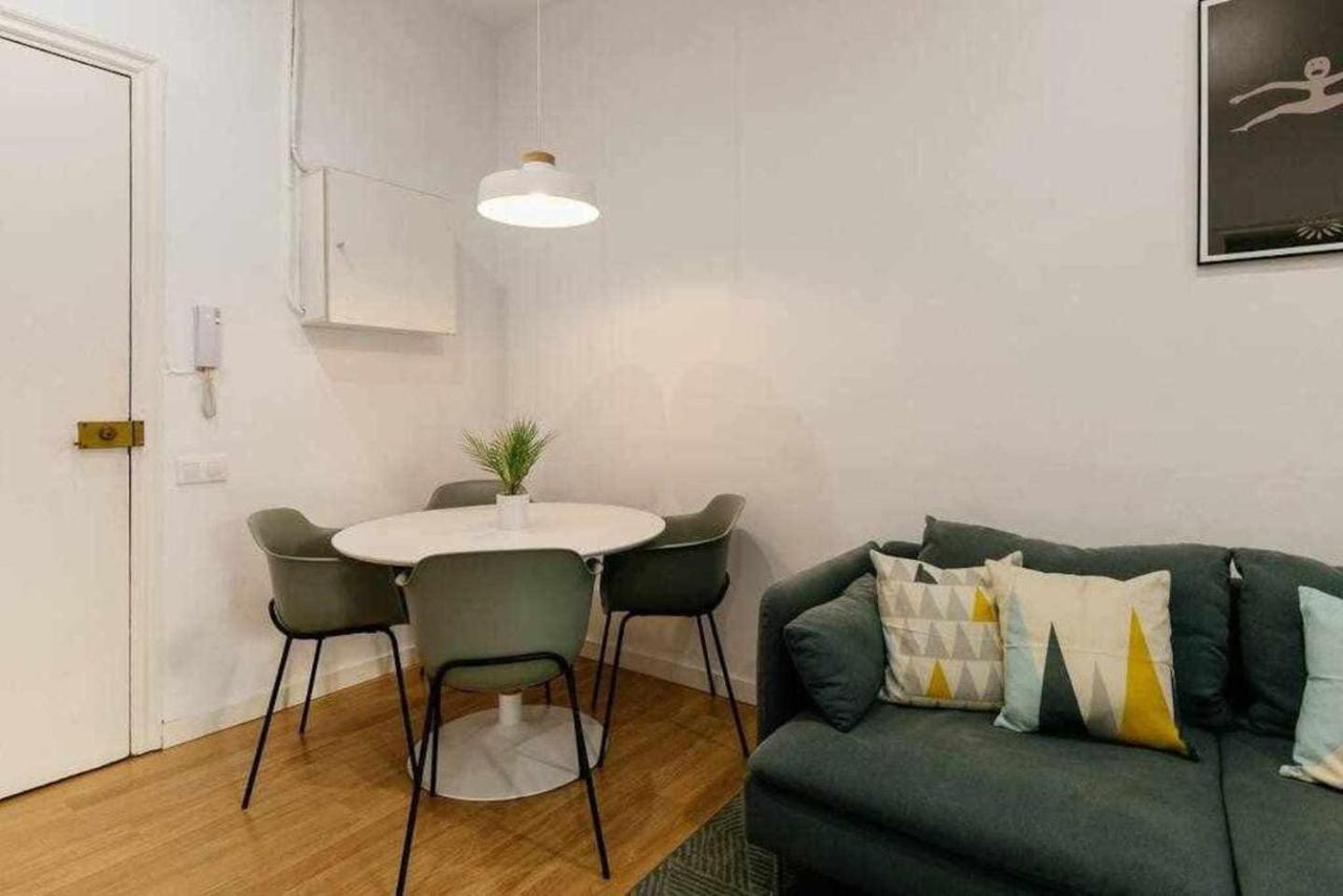 Cozy & Central Apartment Barcelona Bagian luar foto